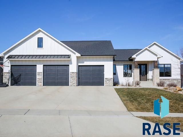 7416 E  Donnelly Dr, Sioux Falls, SD 57110