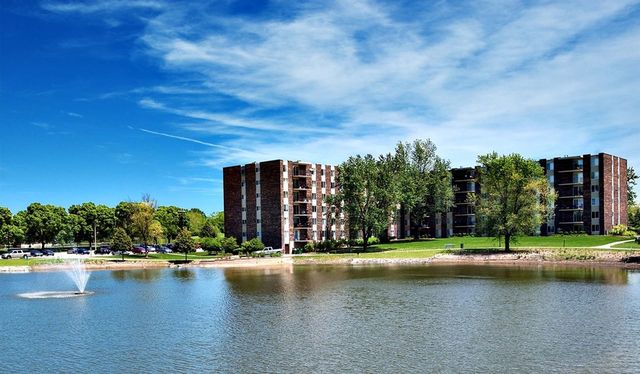 200 W  60th St #T3-A102, Westmont, IL 60559