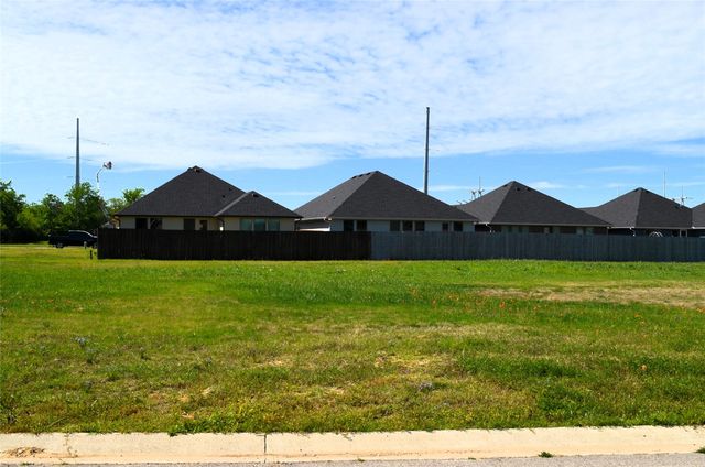 305 Preston Rd, Mabank, TX 75147