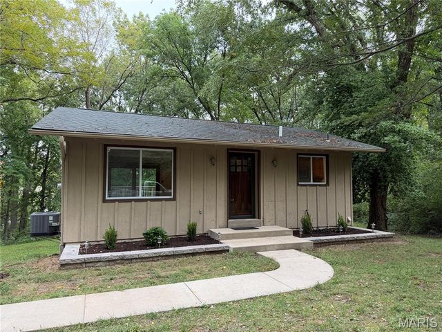 2 Country Hill Ln, Belleville, IL 62221