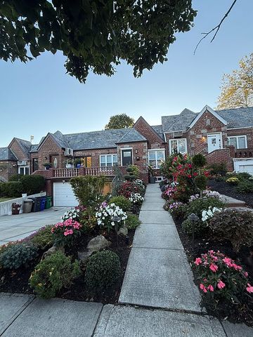 67-08 Thornton Pl, Flushing, NY 11375