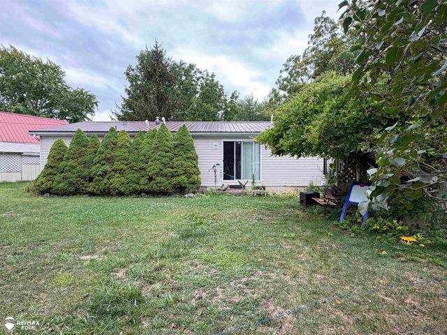 9387 Lake Pleasant Rd, Clifford, MI 48727