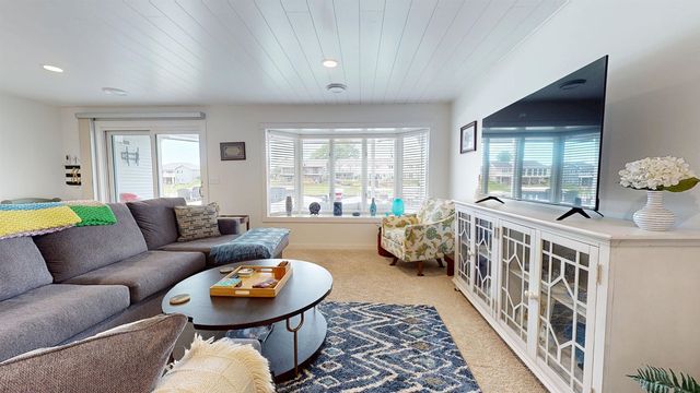 15525 Harbor Dr #3, Spirit Lake, IA 51360