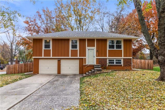 2608 SW Shamrock Dr, Blue Springs, MO 64014