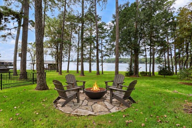 15749 Lakeway Dr, Willis, TX 77318