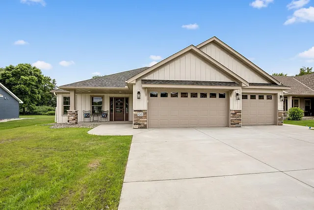 611 Brookwood Ln, Saint Cloud, MN 56303