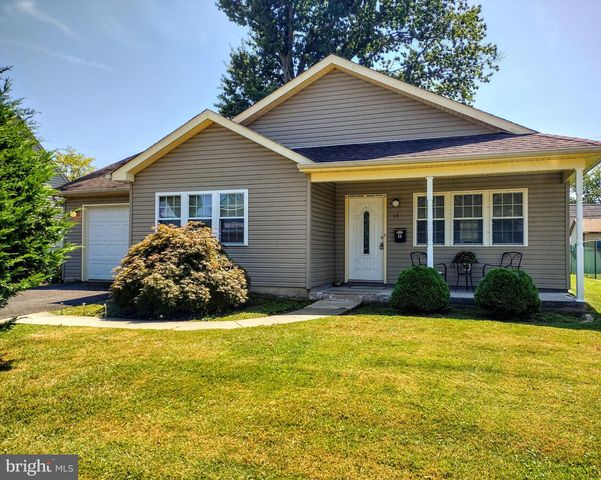 34 Iroquois Rd, Levittown, PA 19057