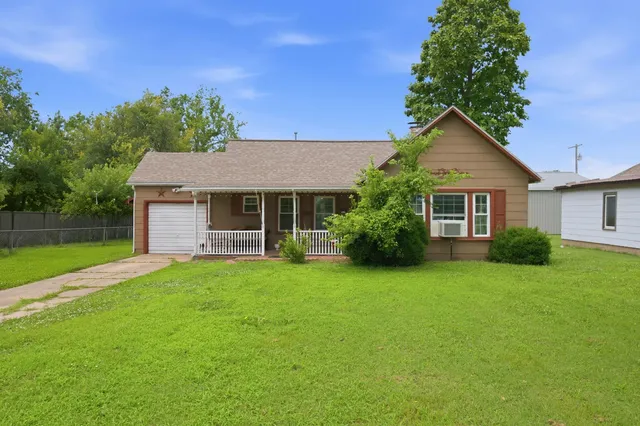611 N  Saint Nicholas St, Eureka, KS 67045