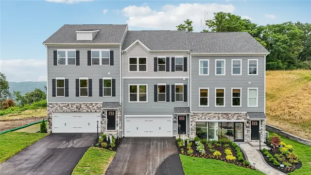 153 River Ridge Dr, Moon Township, PA 15108