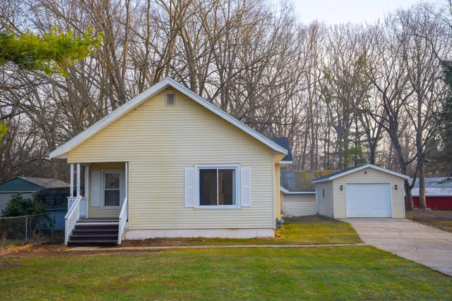 1407 Kenwood Ave, Belding, MI 48809