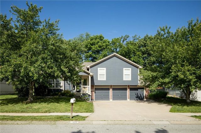 1127 SE Eastridge Dr, Blue Springs, MO 64014