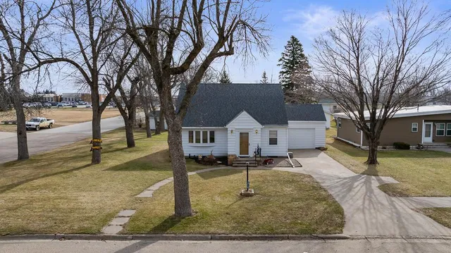 301 S  Oak St, Hendricks, MN 56136