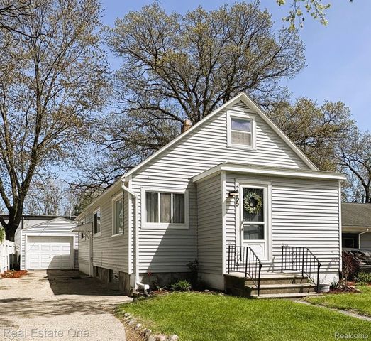 2265 Maddy Ln, Keego Harbor, MI 48320