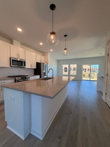 38 Basswood St, Berlin, NJ 08009