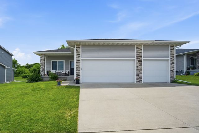 9914 Marnewood Dr, Johnston, IA 50131