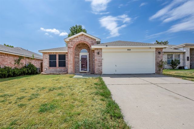 810 Engleside Dr, Arlington, TX 76018