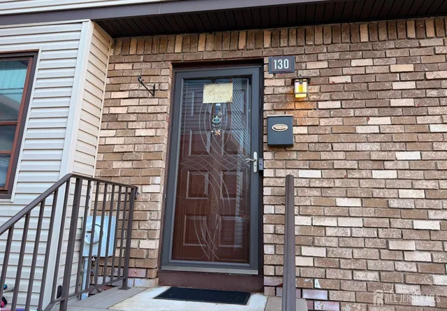 130 Highview Dr, Woodbridge, NJ 07095