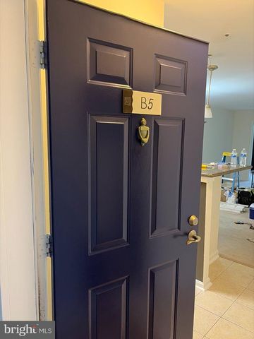 3176 Summit Square Dr #4-B5, Oakton, VA 22124