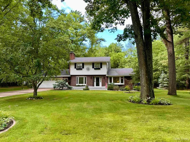 W8660 Orchard St, Iron Mountain, MI 49801