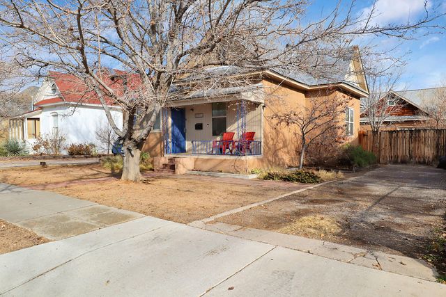 1008 Forrester St NW, Albuquerque, NM 87102