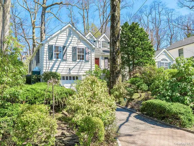 8 Chelsea Drive, Port Washington, NY 11050