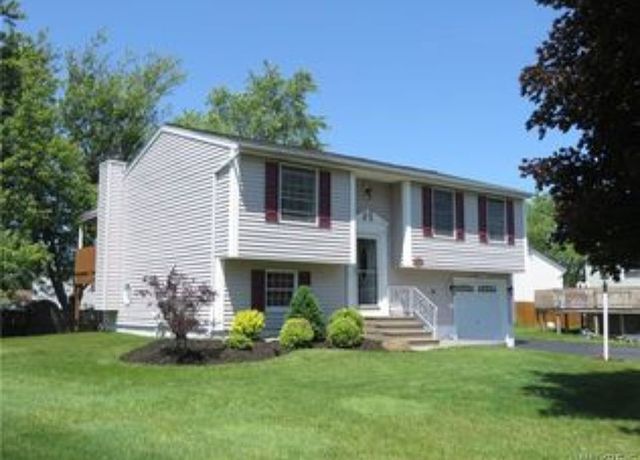 6570 Parkwood Dr, Lockport, NY 14094