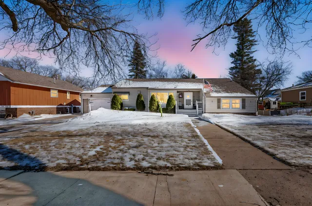 206 N  3rd Ave E, Truman, MN 56088