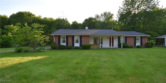 928 Bedford Rd, Masury, OH 44438