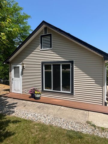 484 Cushing St, Lake Orion, MI 48362