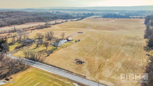 89 Red Hill Rd, Milton, PA 17847