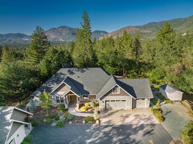 115 Columbia Crest Dr, Grants Pass, OR 97526