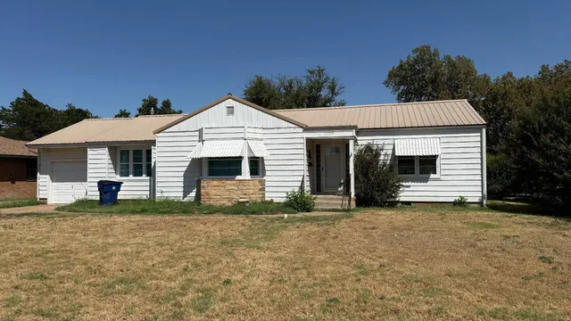 1120 S  Kansas Ave, Cherokee, OK 73728