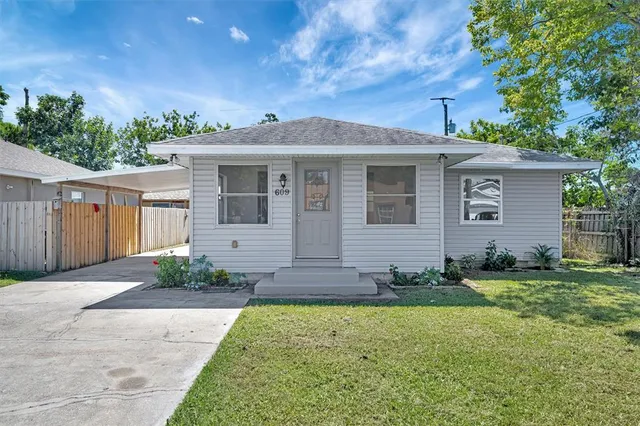 609 25th Ave W, Bradenton, FL 34205