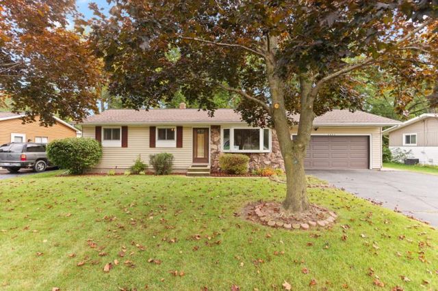 2923 Douglas Dr, Bay City, MI 48706