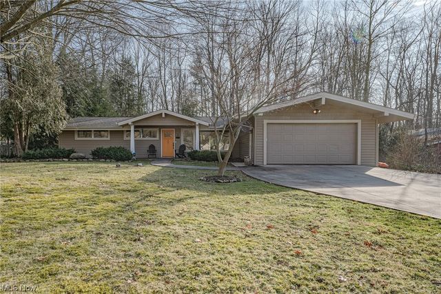904 Bell Rd, Chagrin Falls, OH 44022