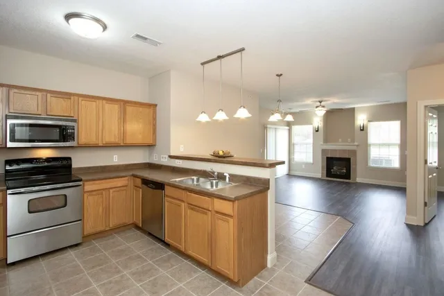 600 Grandview Ct #603, Iowa City, IA 52246