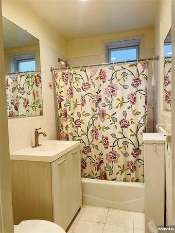 218 Broad Ave #2F, Leonia, NJ 07605