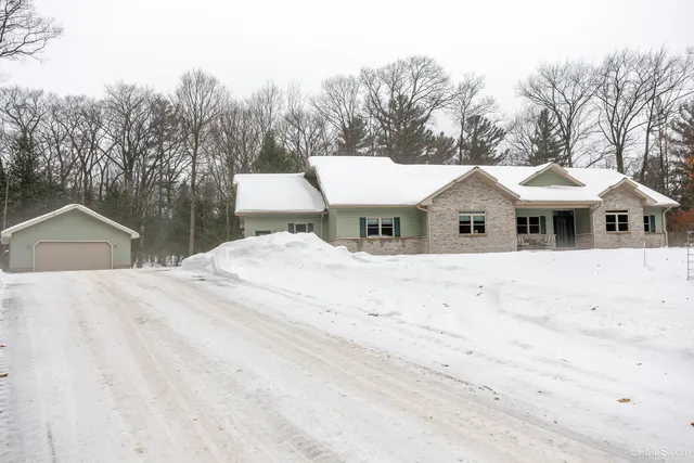 220 Chapel Ridge Rd, Marquette, MI 49855