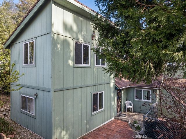 1051 Playground Dr, Crestline, CA 92325