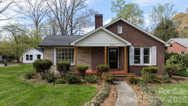 95 18th Ave NW, Hickory, NC 28601