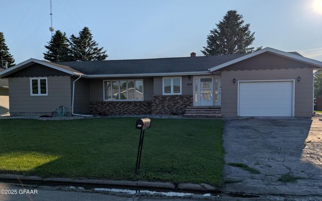 408 S  4th St, Drayton, ND 58225