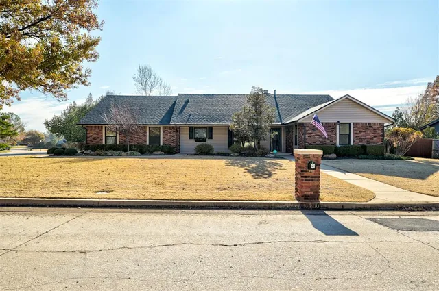800 Gleneagles Dr, Edmond, OK 73013