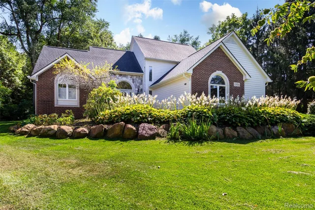 2856 Oak Ct, Oxford, MI 48371