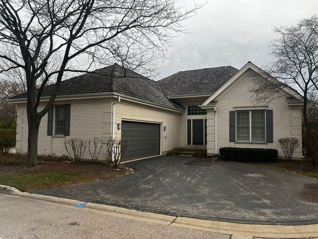 5 Middlesex Ct, Lincolnshire, IL 60069