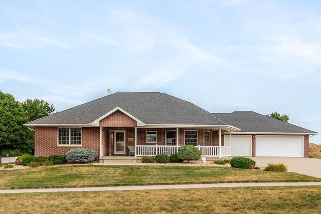 1004 Rosewood Dr, Manchester, IA 52057