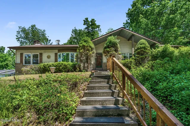 17 Huntington Parkway, Ballston Lake, NY 12019