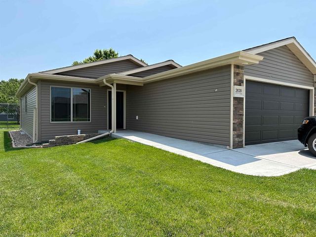 2820 Lakeview Ave, Hastings, NE 68901