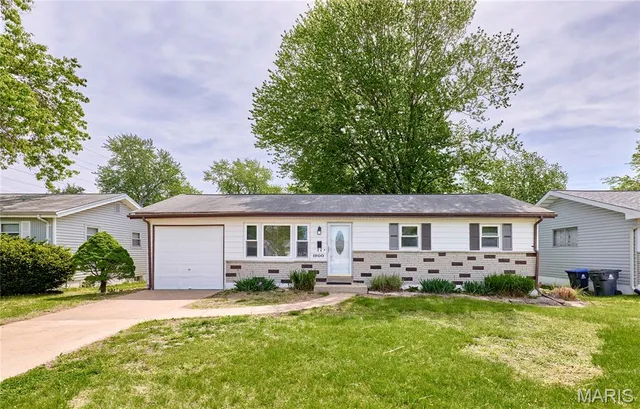 1900 Violet Dr, Florissant, MO 63031