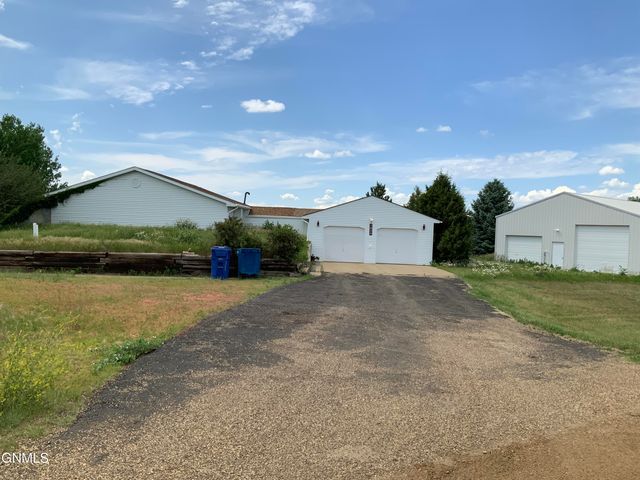1824 Cottontail Dr, Beulah, ND 58523