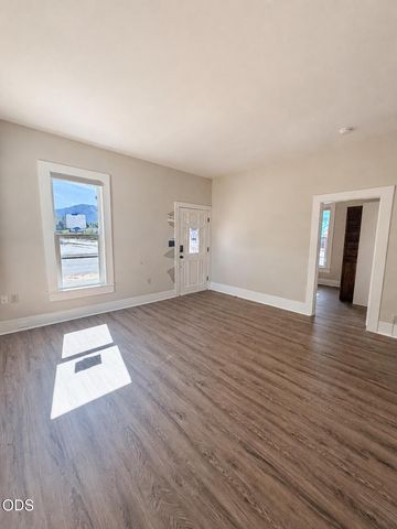 316 SE 8th St, Grants Pass, OR 97526